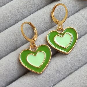 💚 Green Double Heart Gold Little Hoop Earrings NWT Elegant